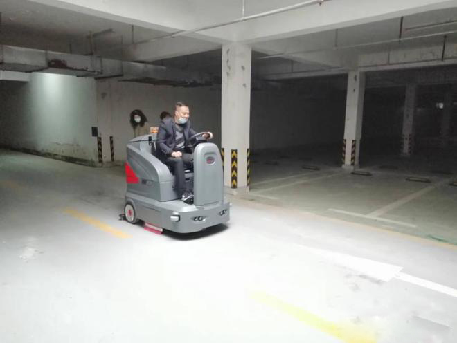 宁波小区物业保洁不用人力改用驾驶式洗地机了